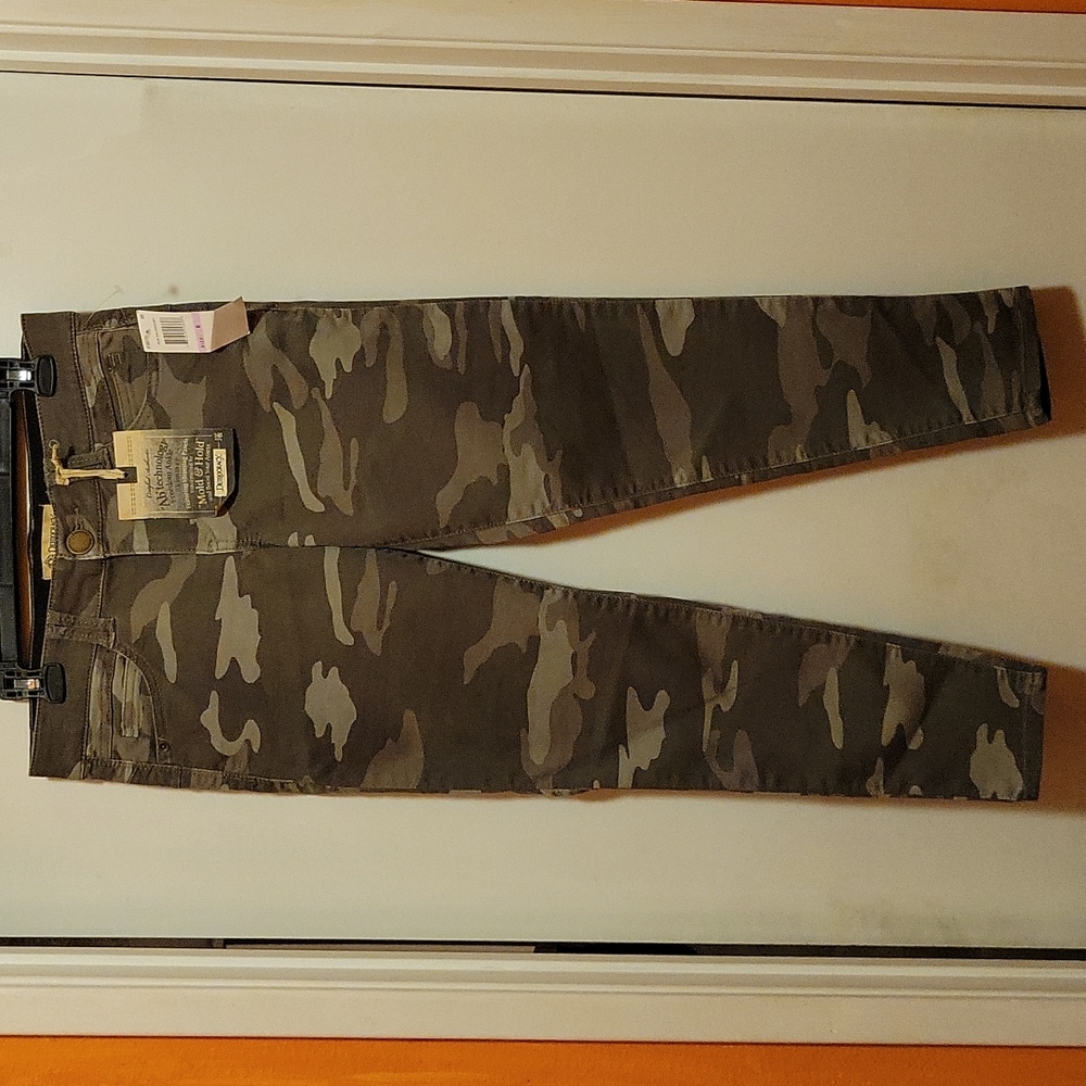 NWT!Womens Democracy Camouflage Jeans